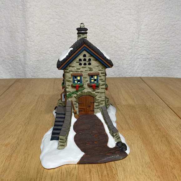 Department 56 Heritage Village Collection Dicken’s Village Series “The Maltings” - Picture 4 of 10